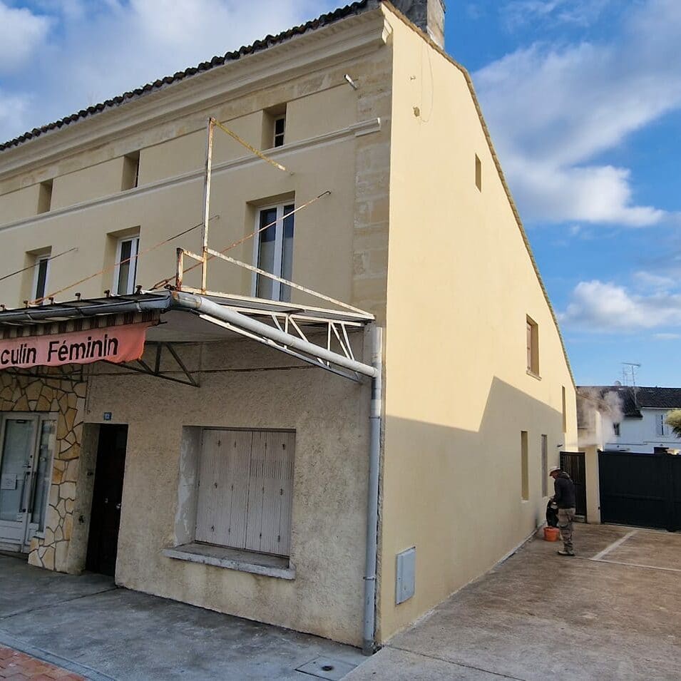Façade rénovée à la chaux sur Coutras