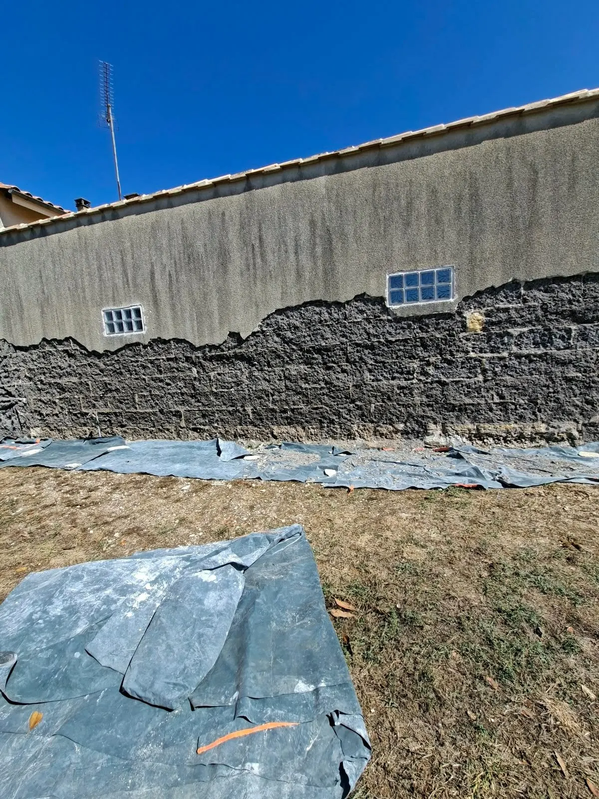 Décroûtage d'un mur ancien avant pose de la sous-couche à la chaux à Coutras