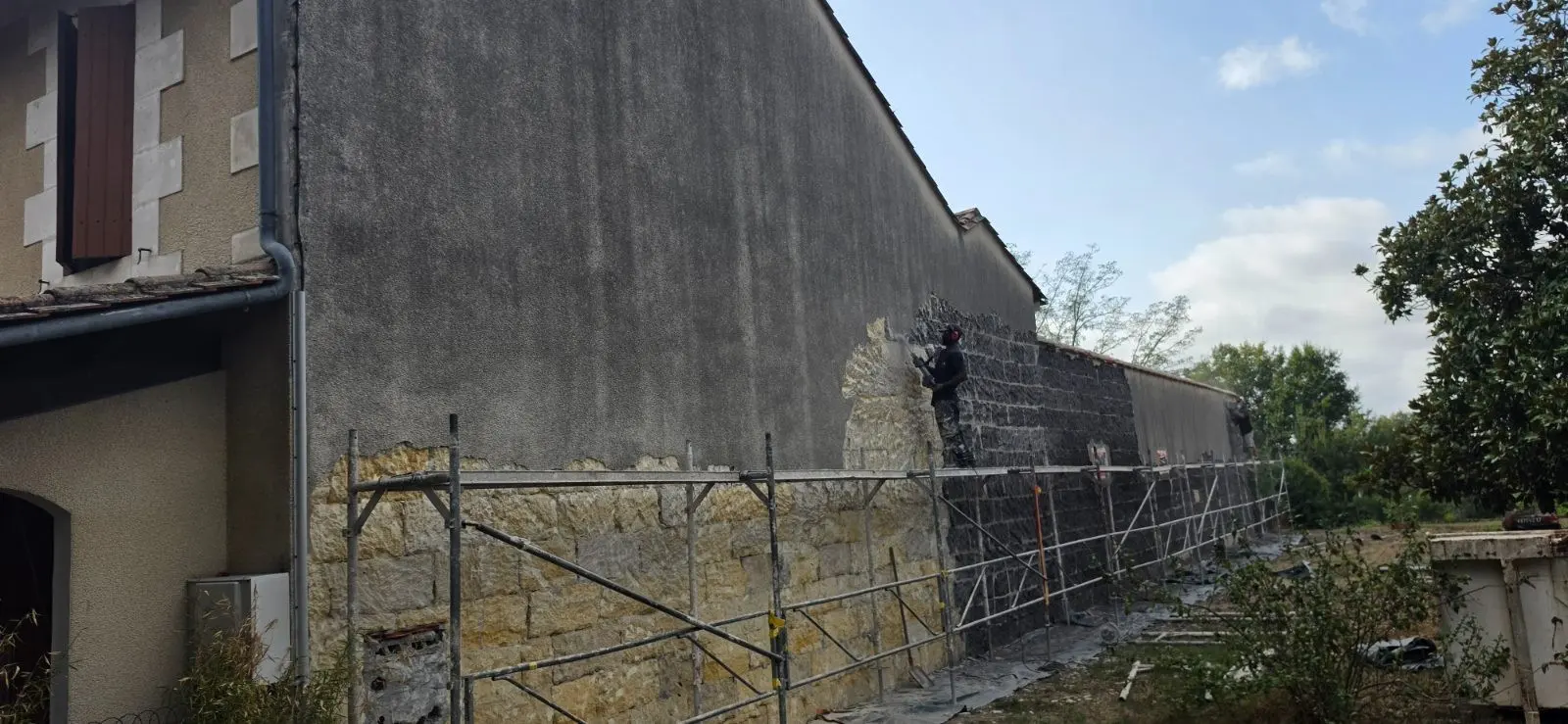 Préparation du support en échafaudage avant enduit à la chaux à Coutras
