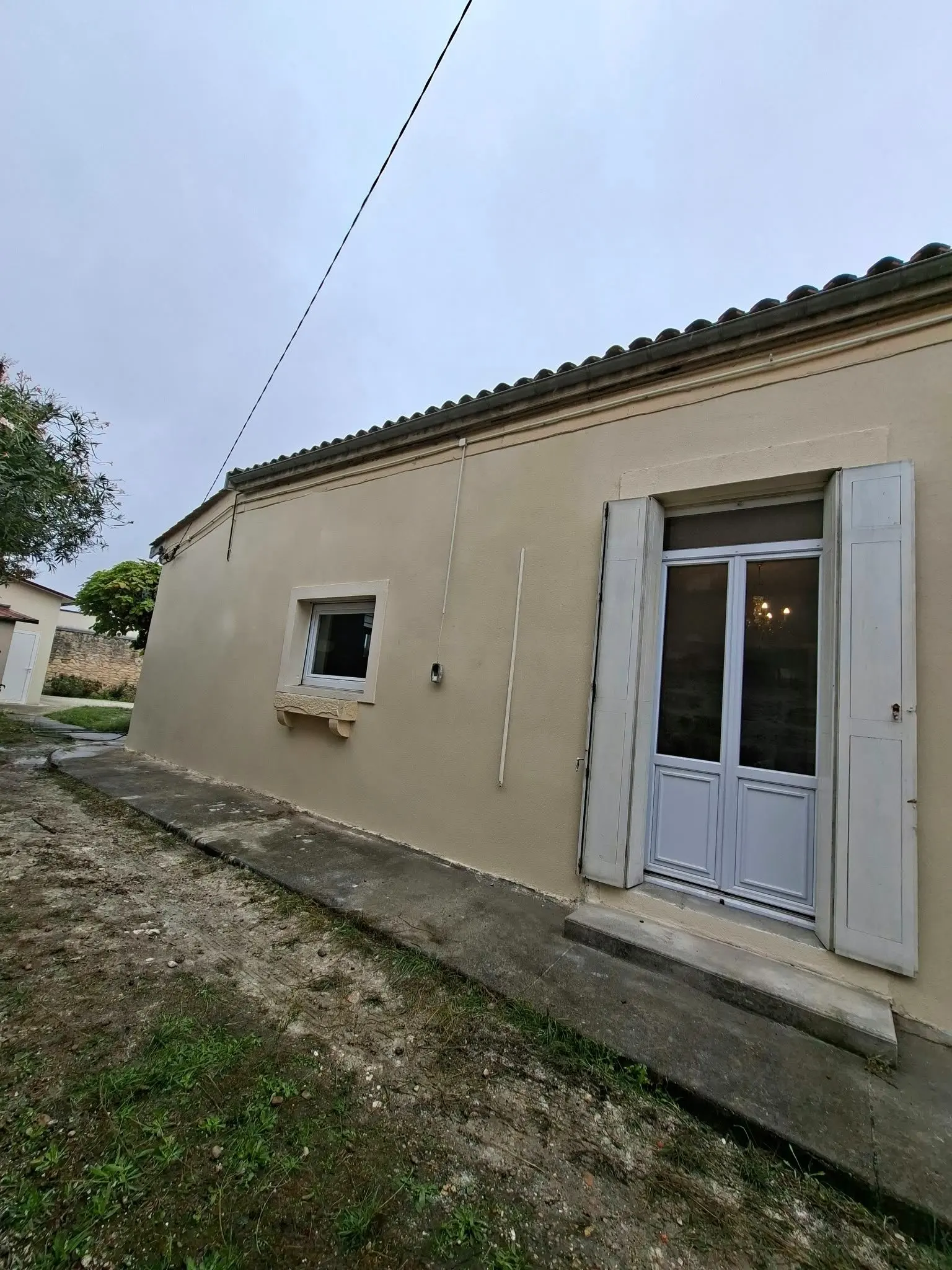 Façade terminée après l'enduit de finition à la chaux sur une maison ancienne à Talence