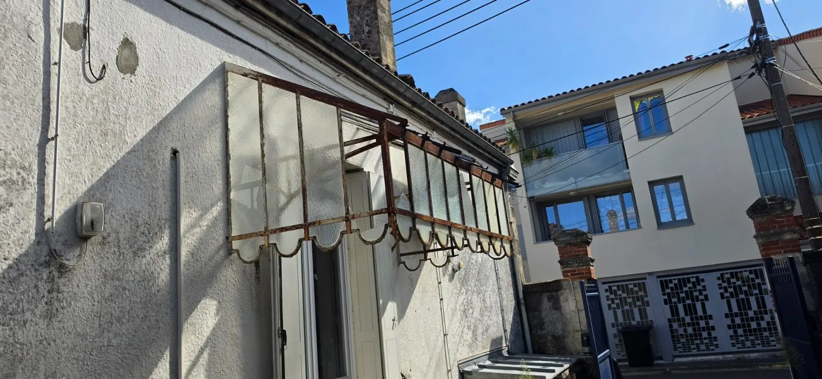 Façade en ancien enduit ciment avant travaux sur une maison ancienne à Talence
