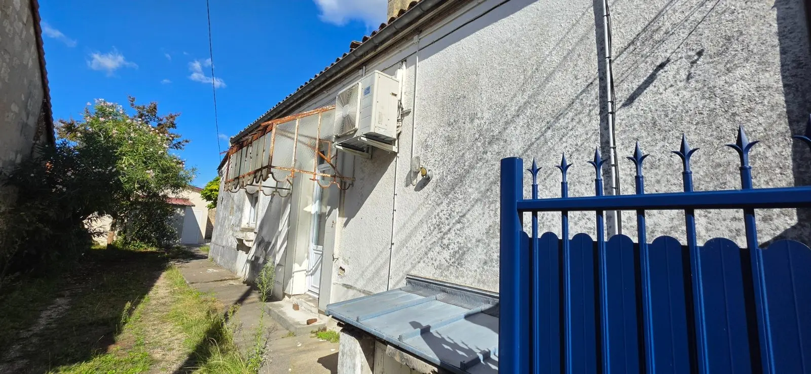 Façade et ancienne marquise en verre avant dépose sur une maison ancienne à Talence