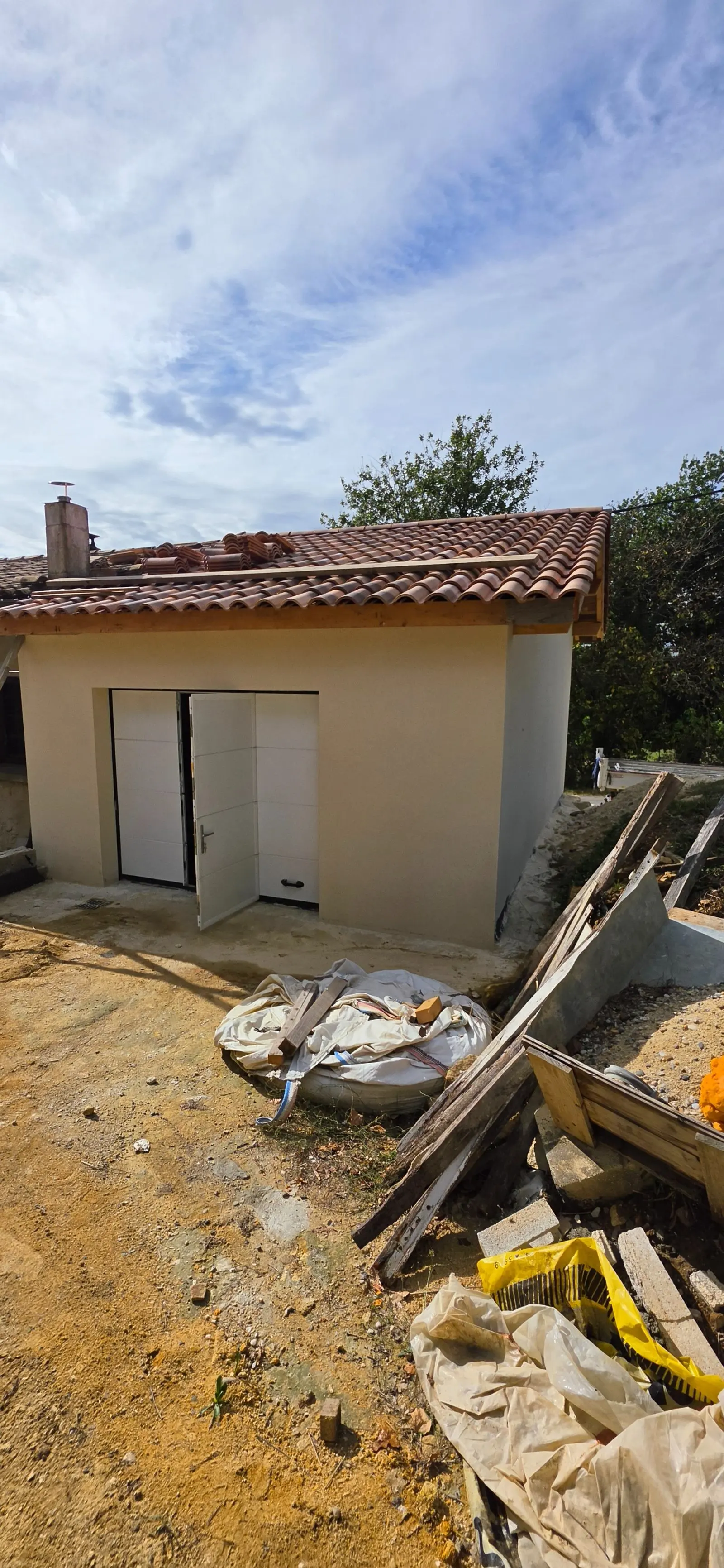 Extension neuve terminée avec enduit de finition monocouche gratté à Lussac