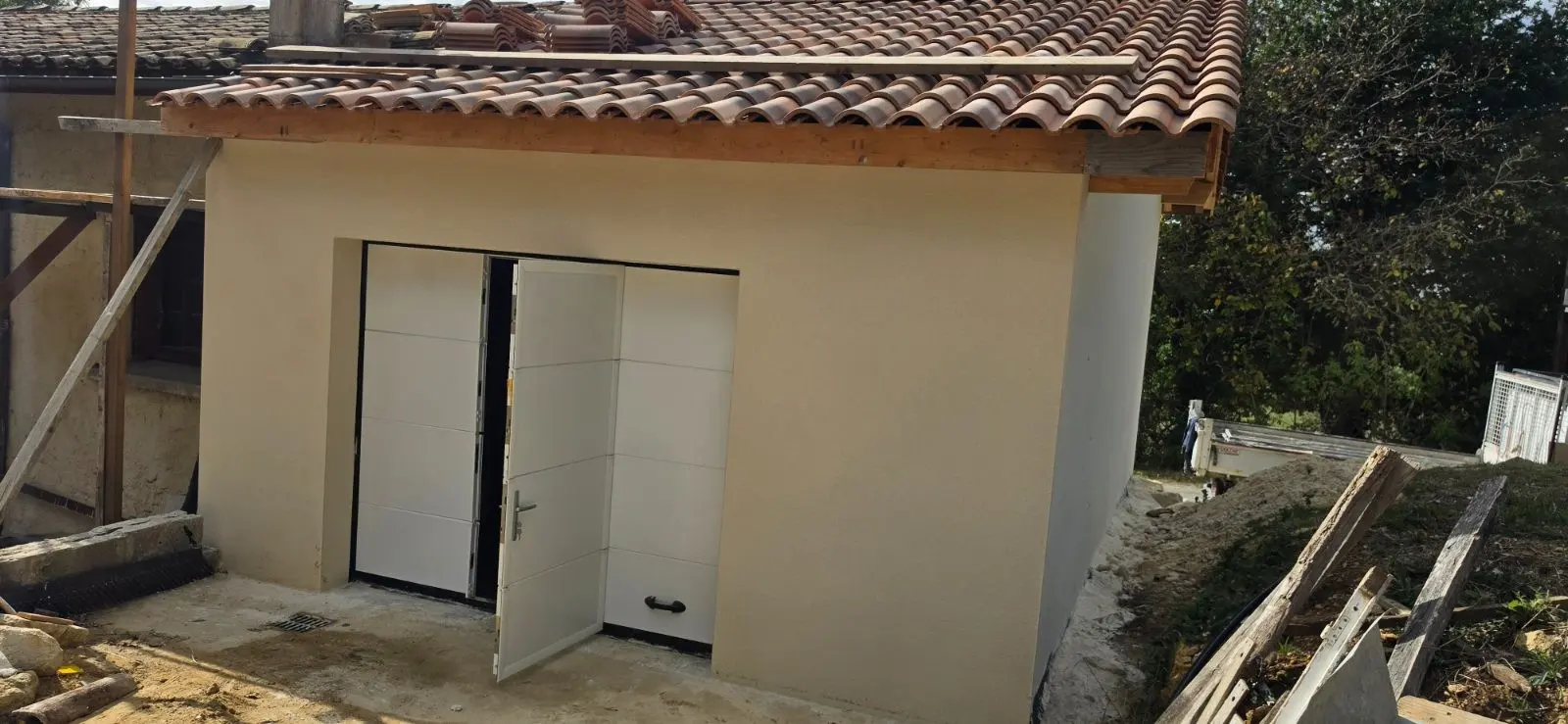 Extension neuve avec enduit de finition monocouche gratté sur une maison en pierre à Lussac