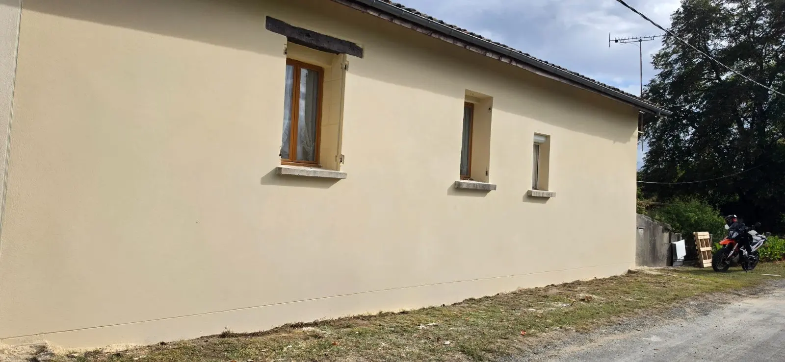 Façade ancienne terminée avec enduit de finition gratté fin à la chaux à Lussac