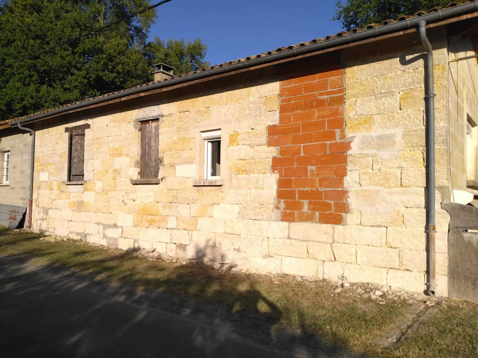 Mur en pierre avant application du système à la chaux sur une maison ancienne à Lussac