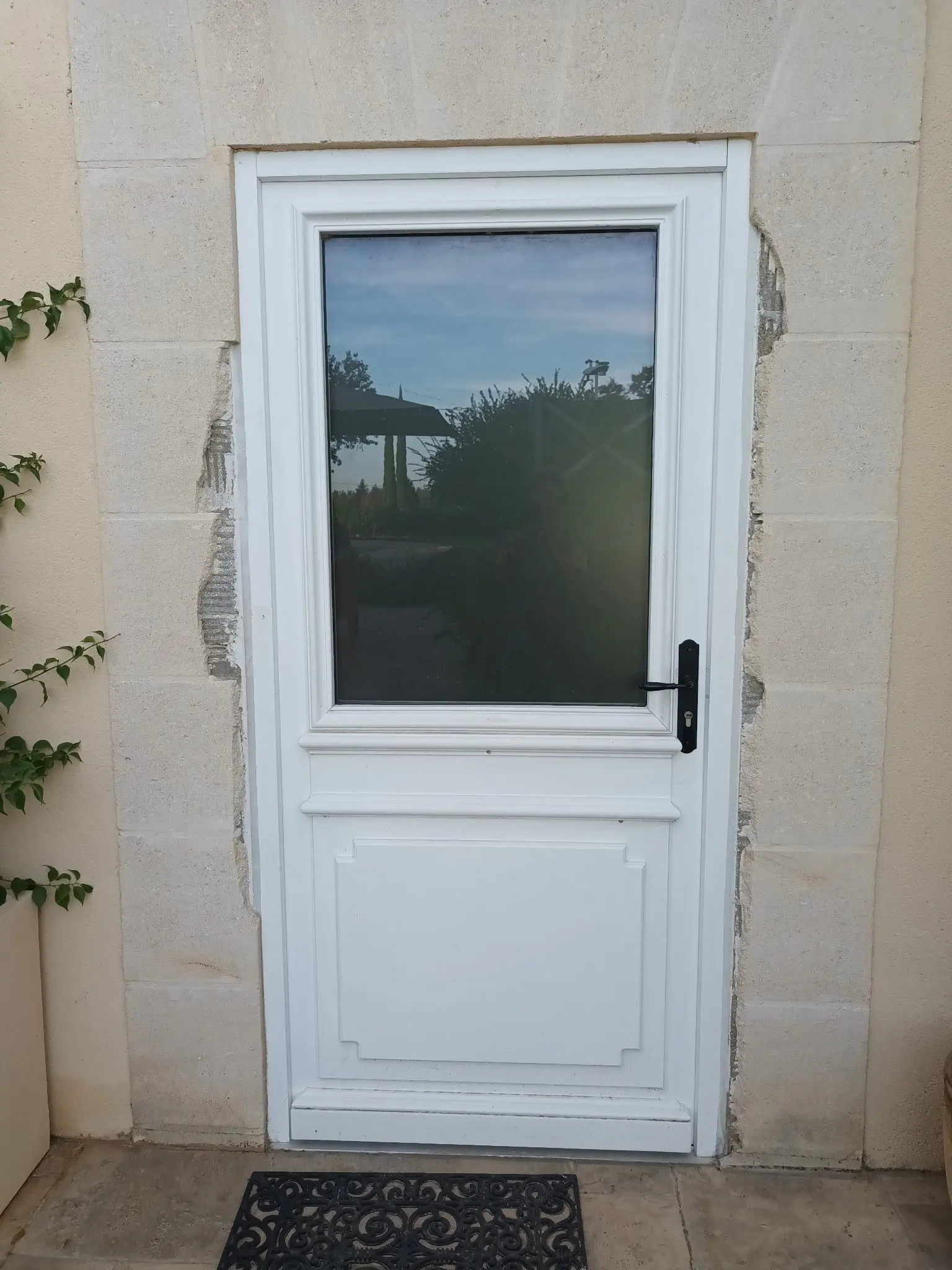 Encadrement de porte abîmé avant reprise sur une maison ancienne à Fronsac