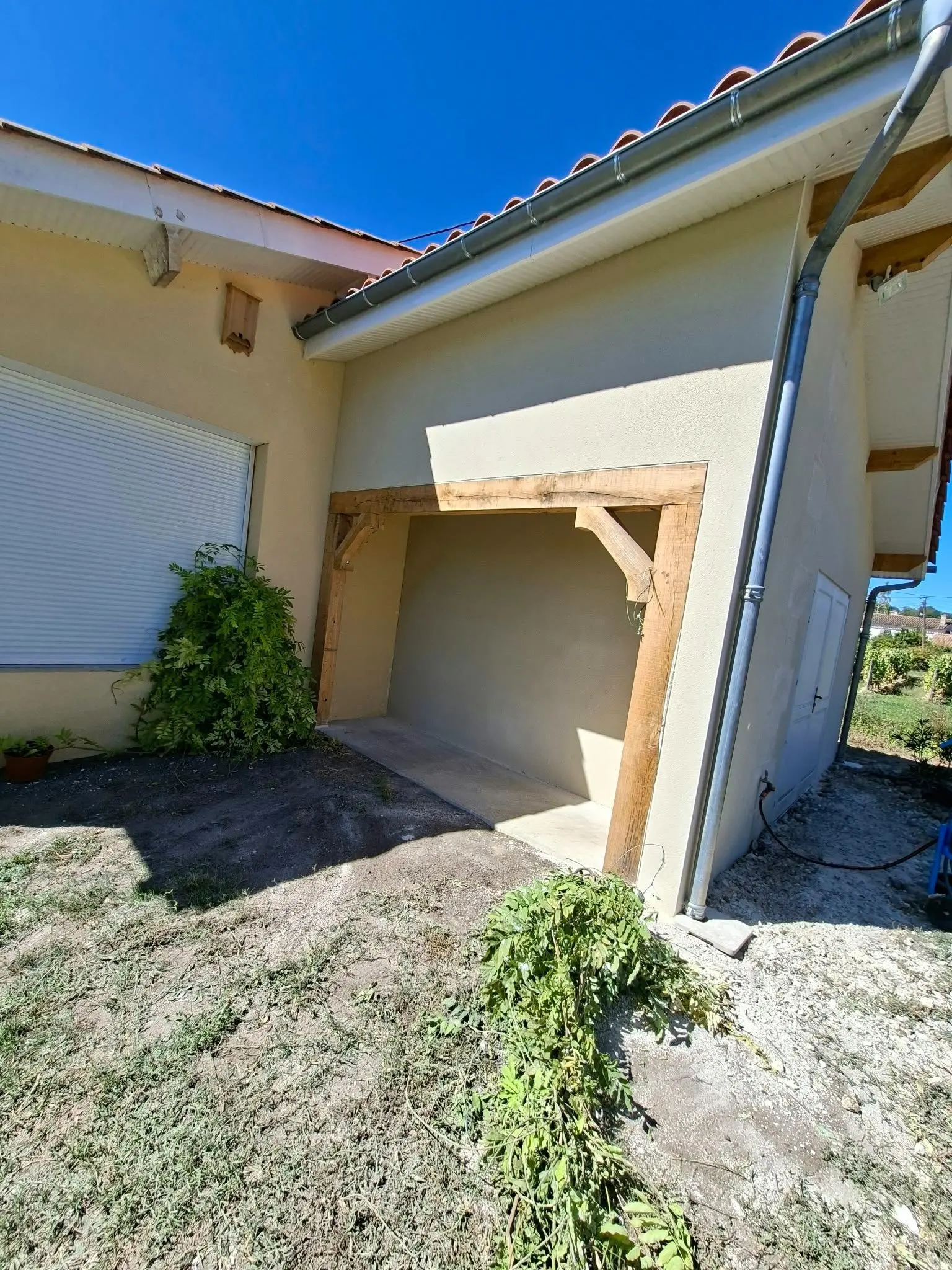Abri de façade enduit ton pierre sur une maison ancienne à Fronsac