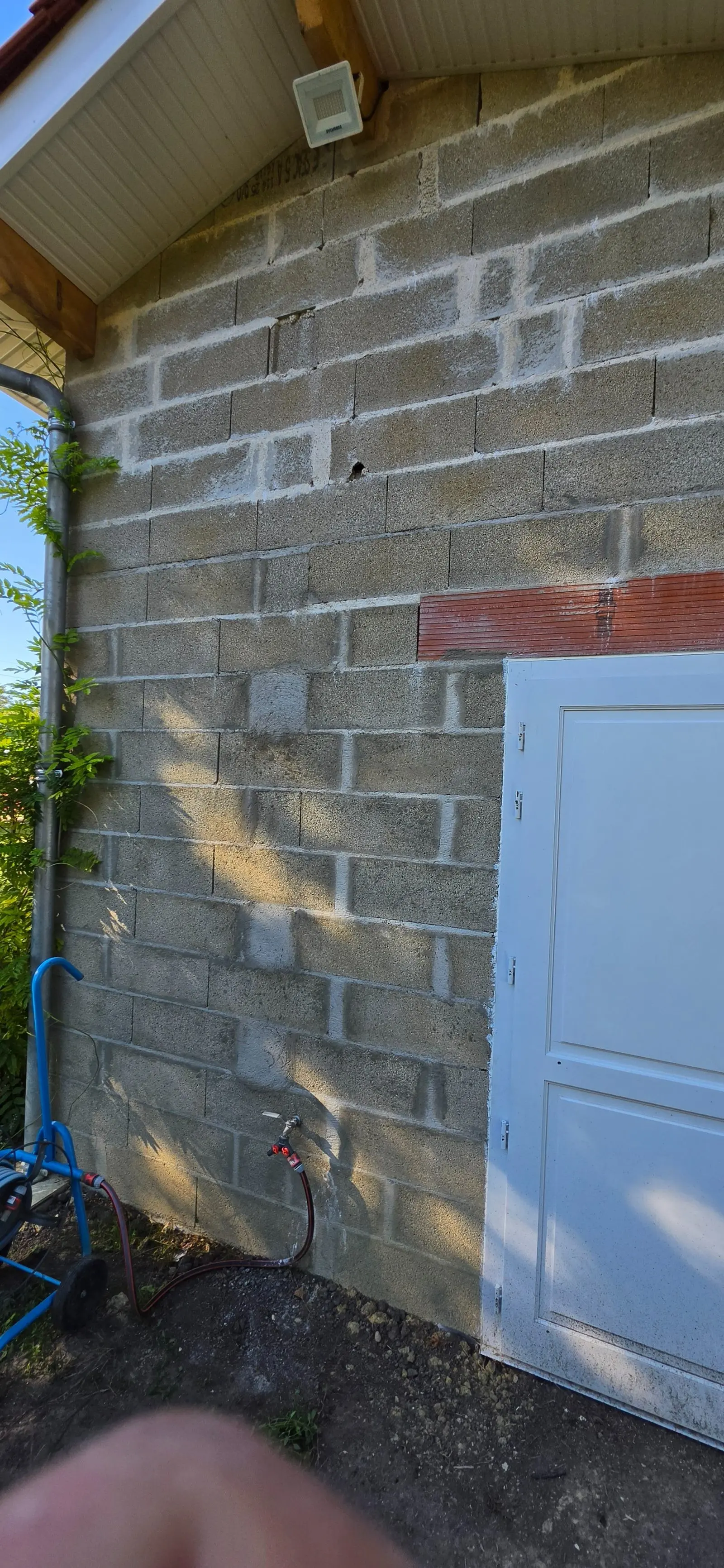 Mur en parpaing brut avant enduit sur une maison ancienne à Fronsac