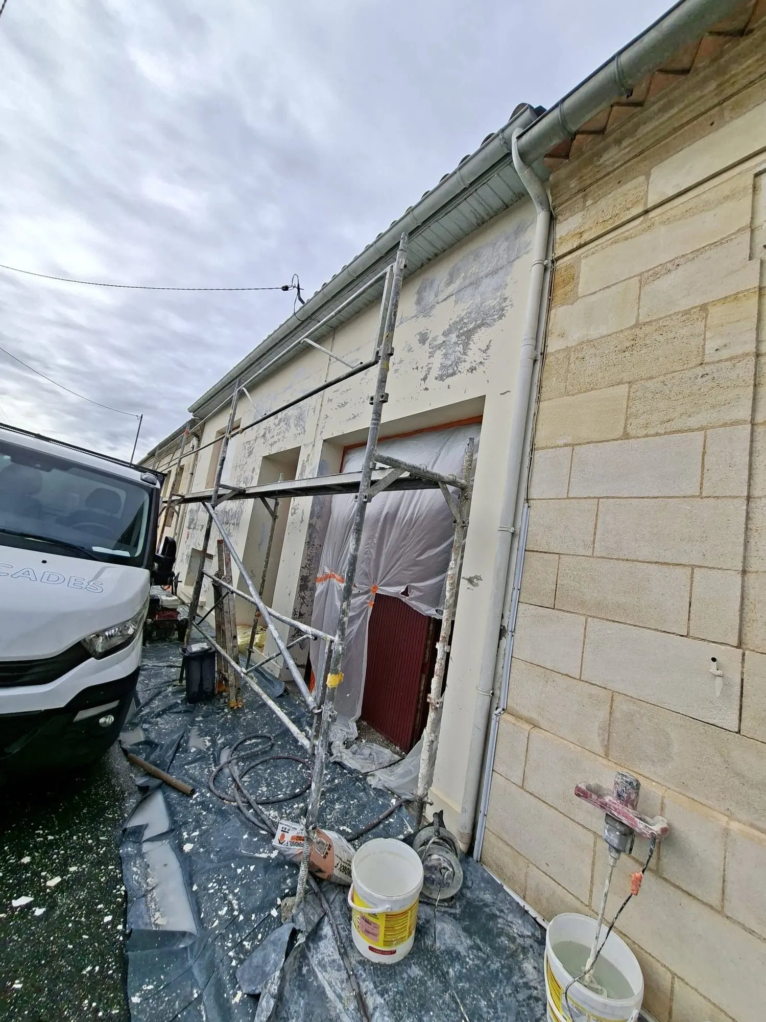 Façade d'une maison ancienne à Libourne avant travaux, enduit ancien dégradé et échafaudage en place