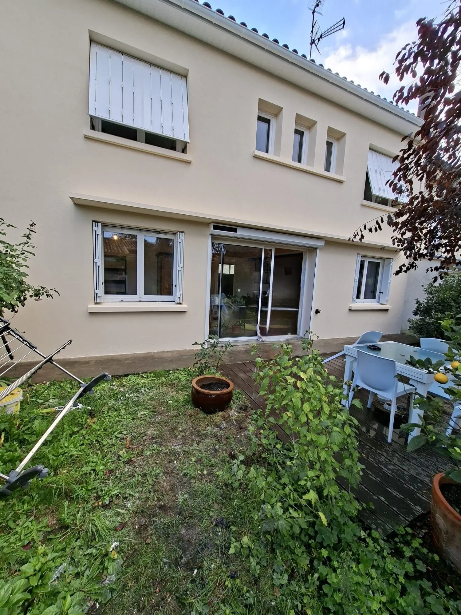 Façade arrière d'une maison ancienne enduite après travaux à Libourne