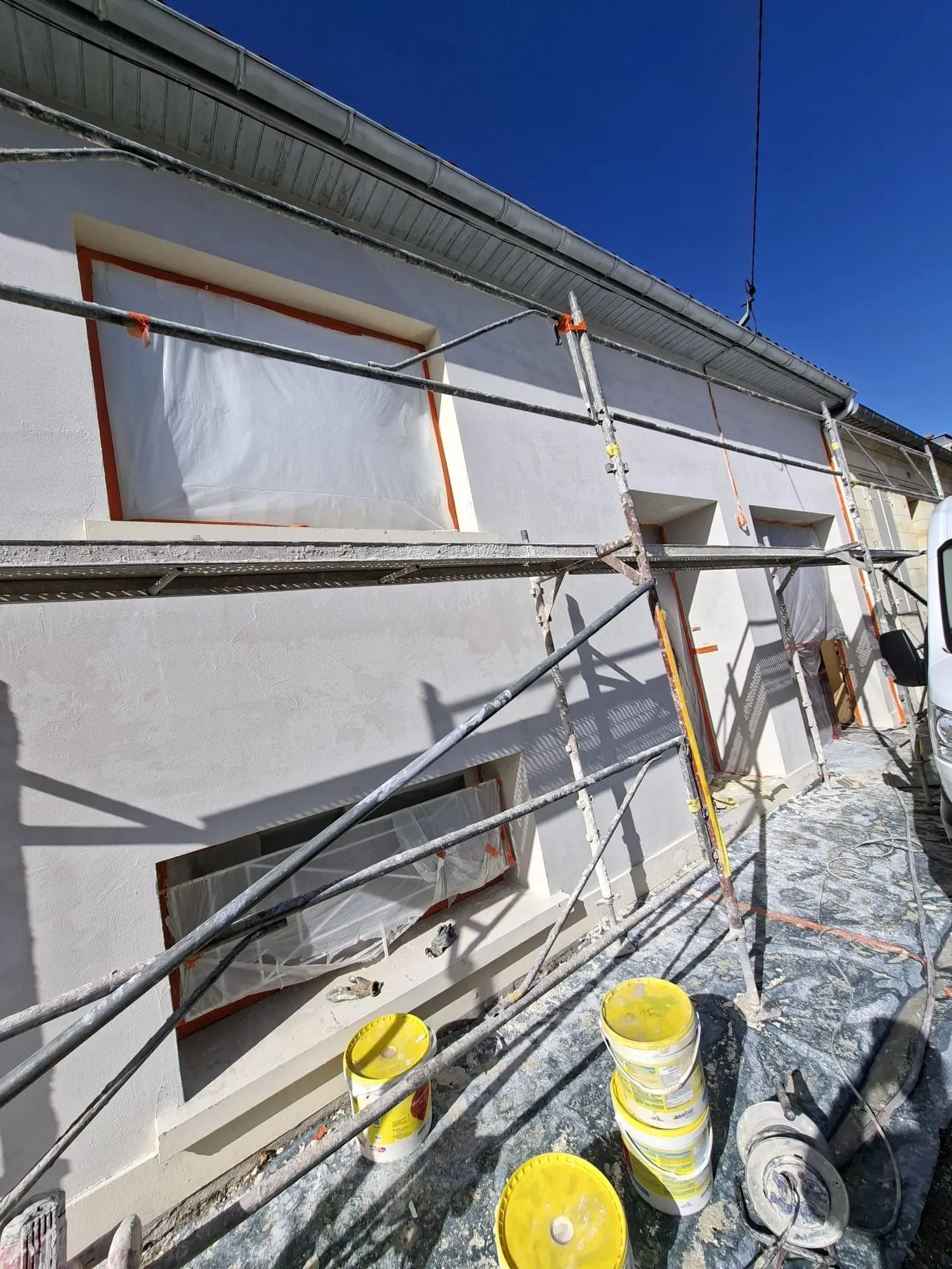 Façade enduite avec finition organique après travaux sur une maison ancienne à Libourne