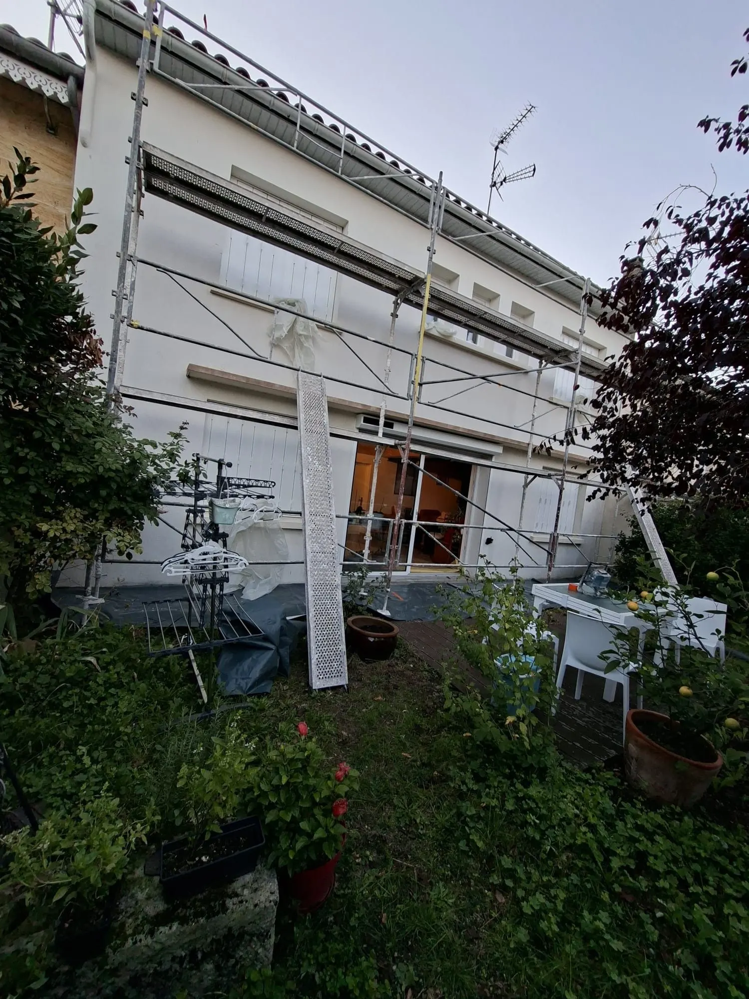 Façade côté terrasse enduite après travaux sur une maison ancienne à Libourne