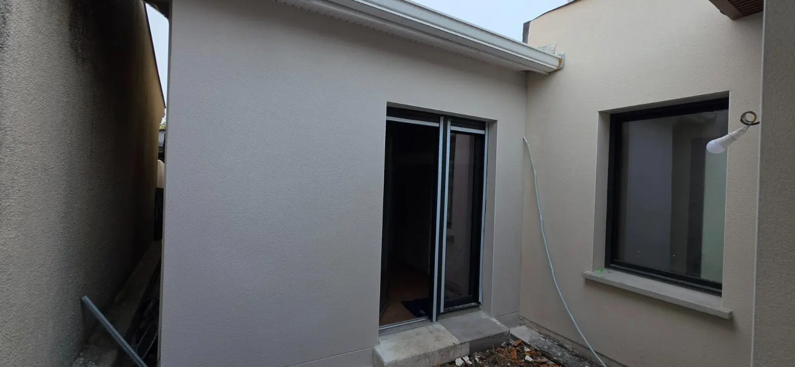 Angle de façade avec enduit de finition gratté fin après travaux à Pessac