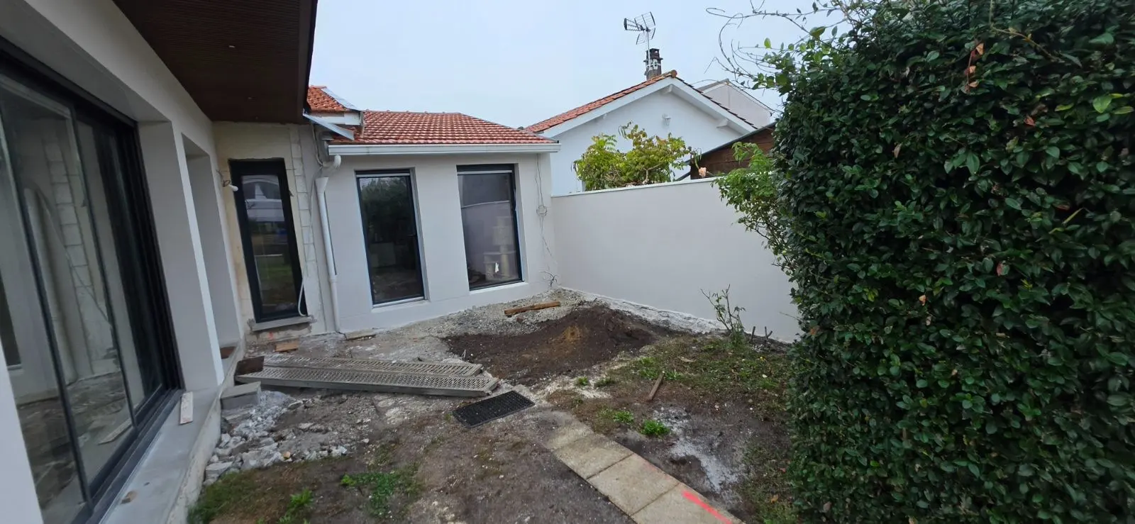 Façade enduite et rénovée après travaux sur une maison ancienne à Pessac
