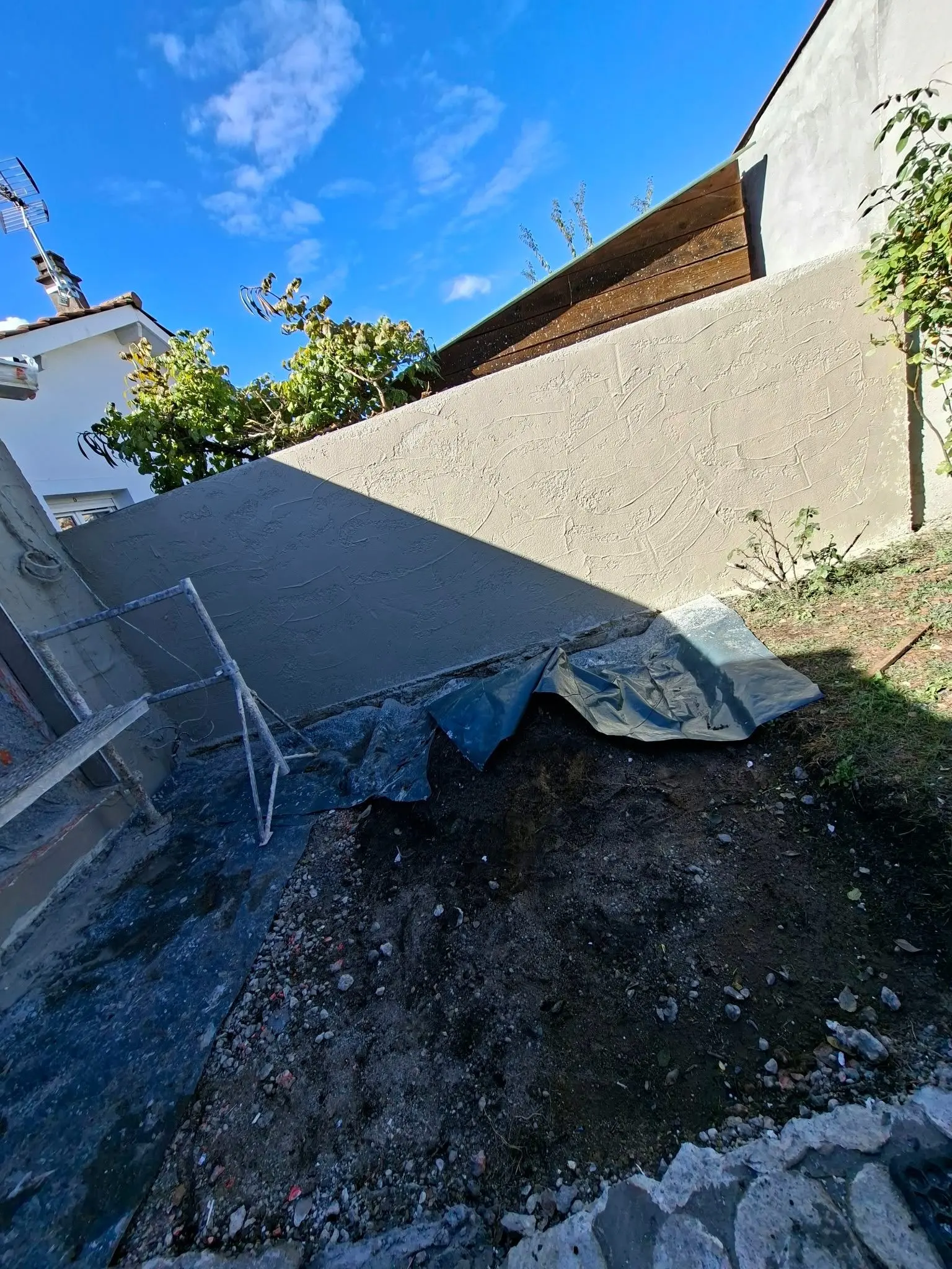 Mur de clôture avant application de l'enduit de finition à Pessac