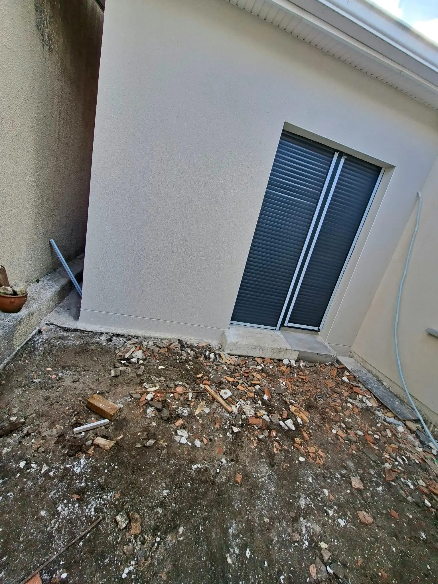 Pignon enduit avec volet roulant après travaux sur une maison ancienne à Pessac