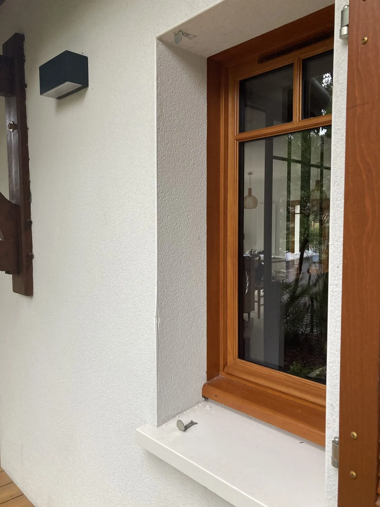 Angle d'enduit repris autour d'une fenêtre sur une maison neuve à Arcachon