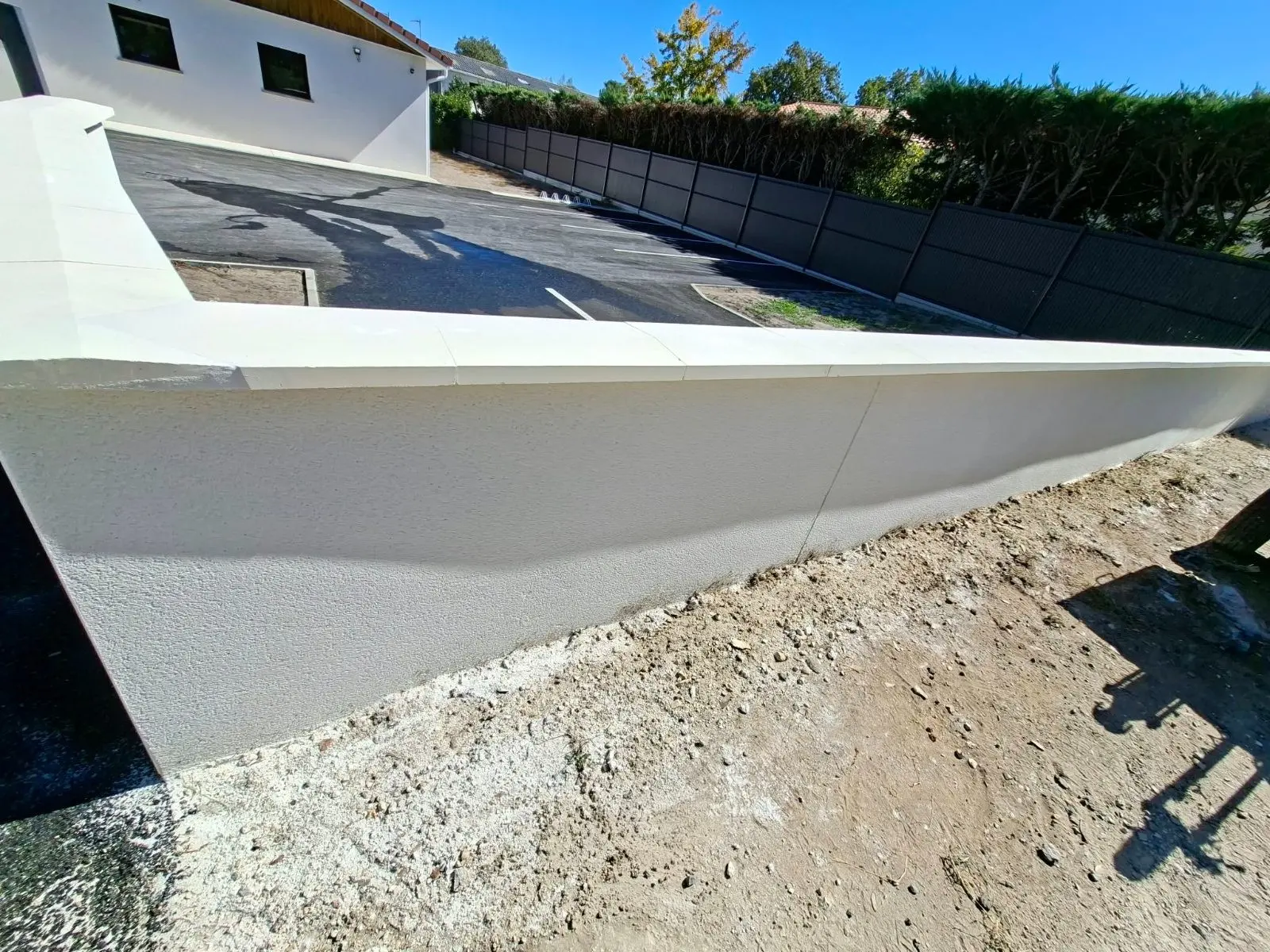 Angle du mur de clôture enduit blanc sur une maison neuve à Cestas
