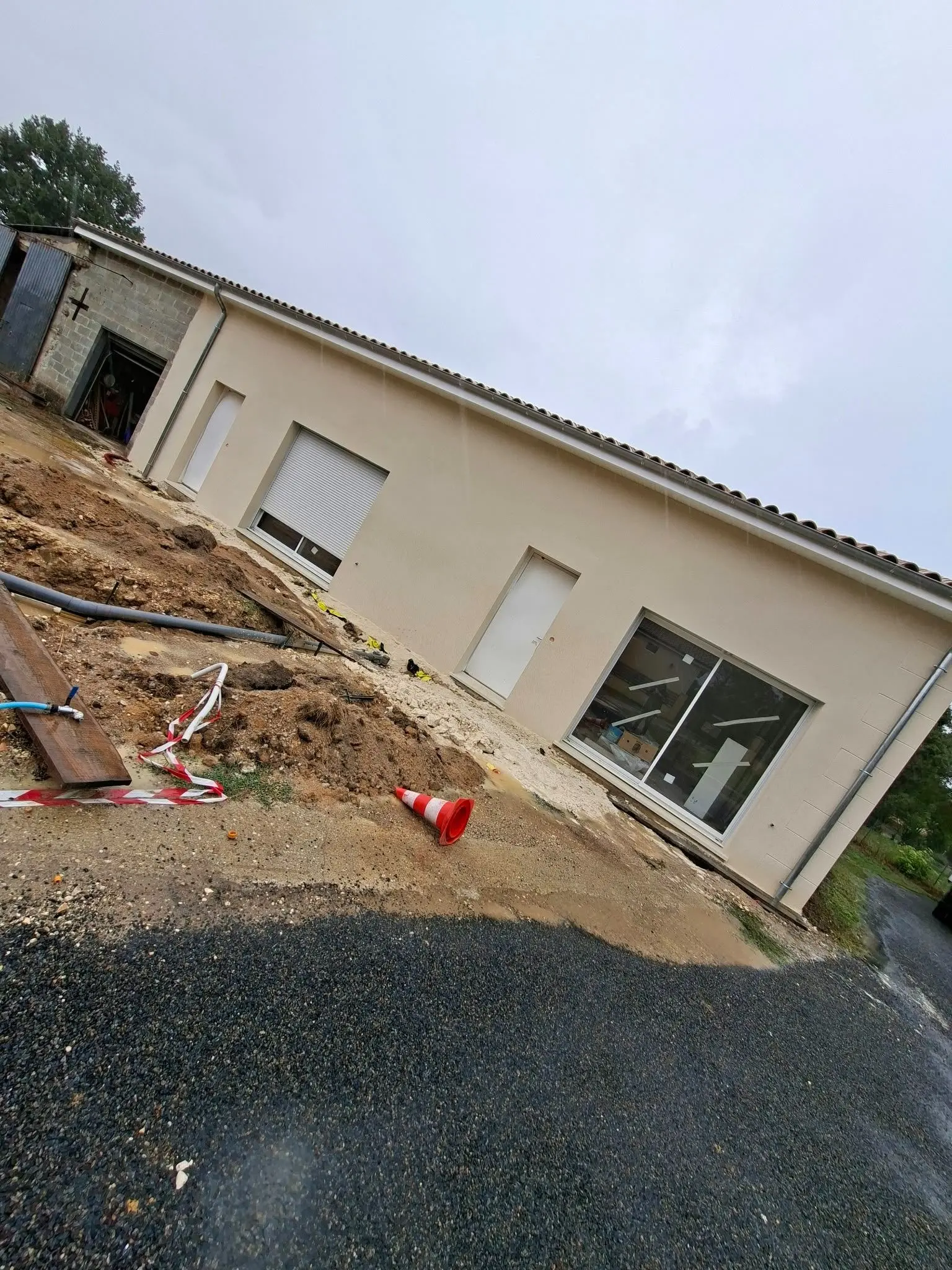 Vue de la façade enduite ton pierre après travaux sur la partie neuve à Montendre