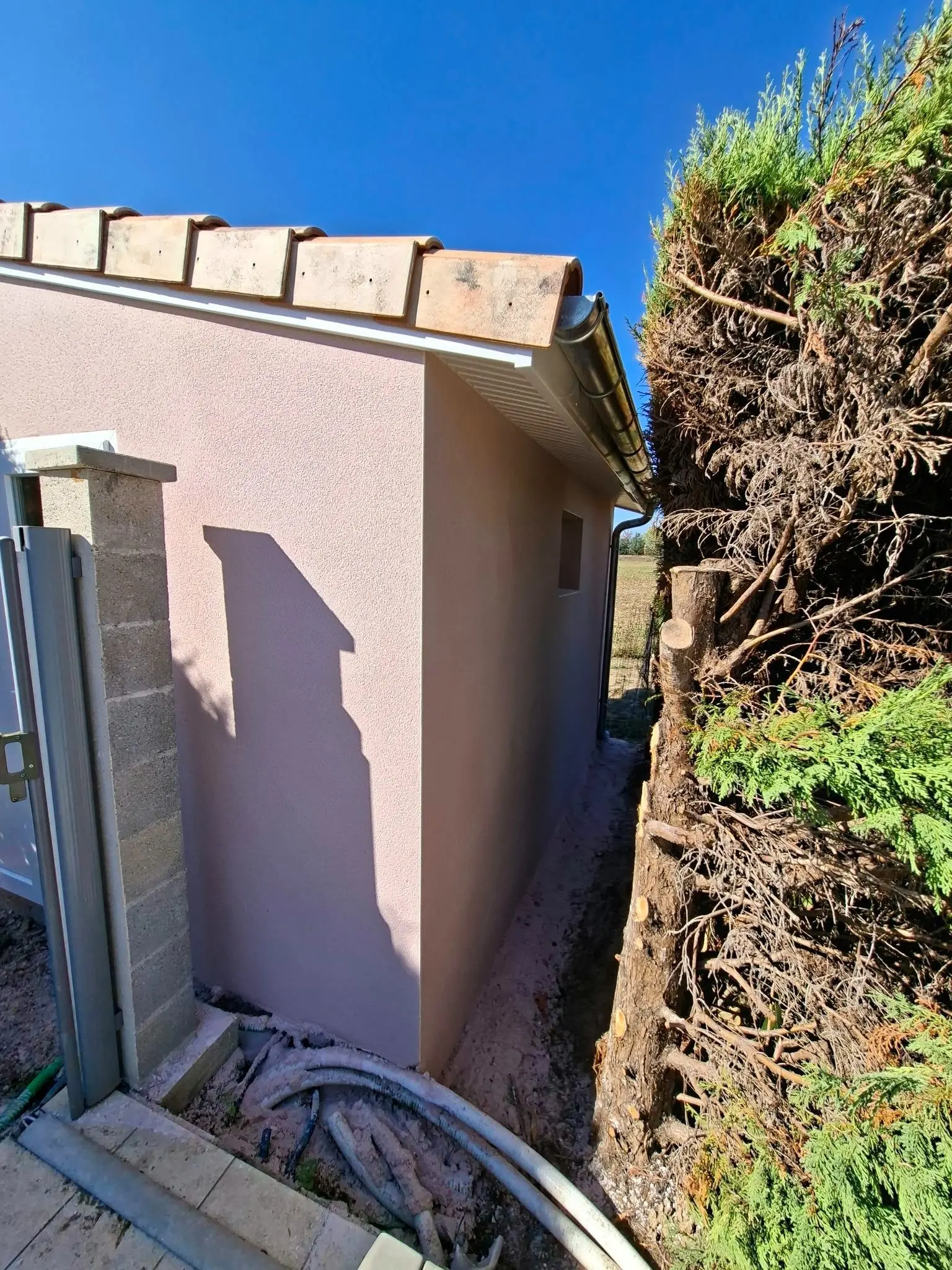 Angle de façade enduit rose gratté fin après travaux à Villeneuve-d'Ornon