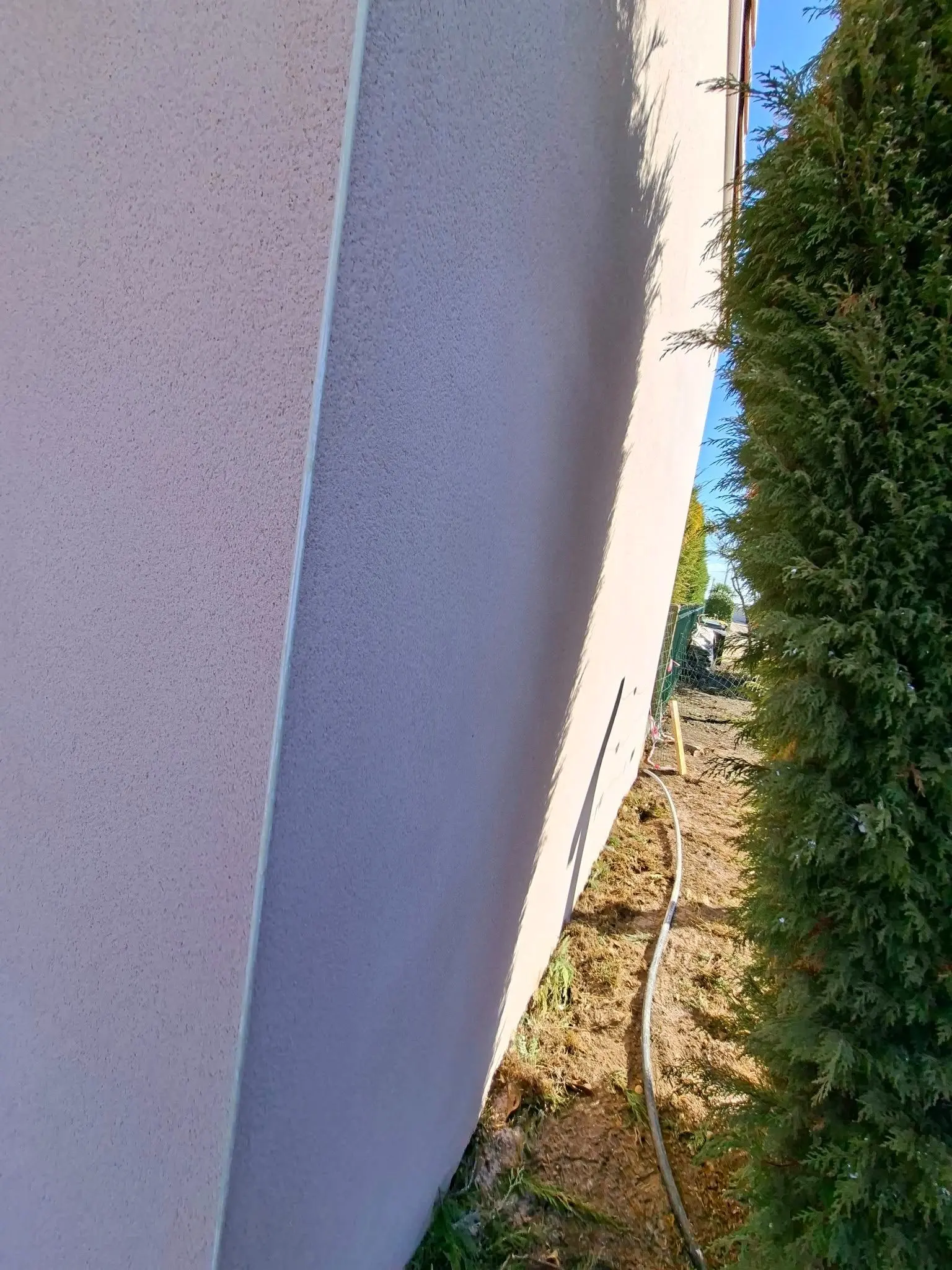 Détail de l'angle de façade enduit rose gratté fin à Villeneuve-d'Ornon