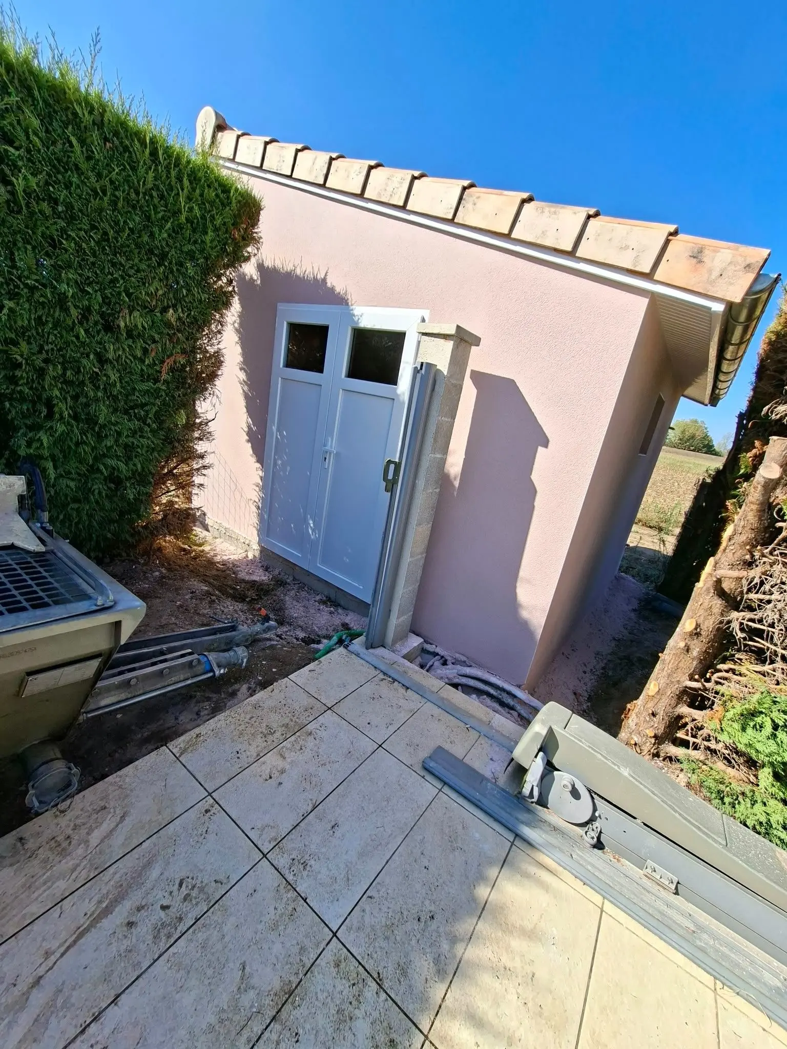 Façade enduite rose gratté fin d'une maison neuve à Villeneuve-d'Ornon