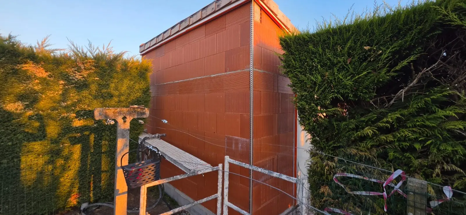 Mur en blocs de terre cuite avant enduit sur une maison neuve à Villeneuve-d'Ornon