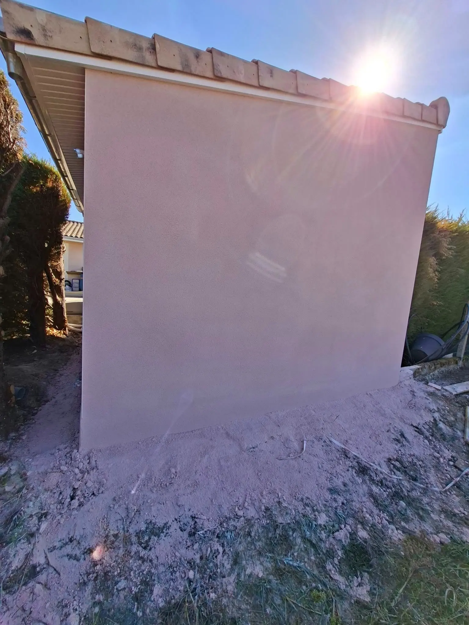Pignon enduit rose gratté fin d'une maison neuve à Villeneuve-d'Ornon