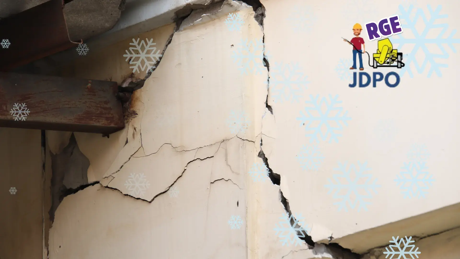 Fissures profondes sur une façade dégradée, à traiter avant remise en enduit