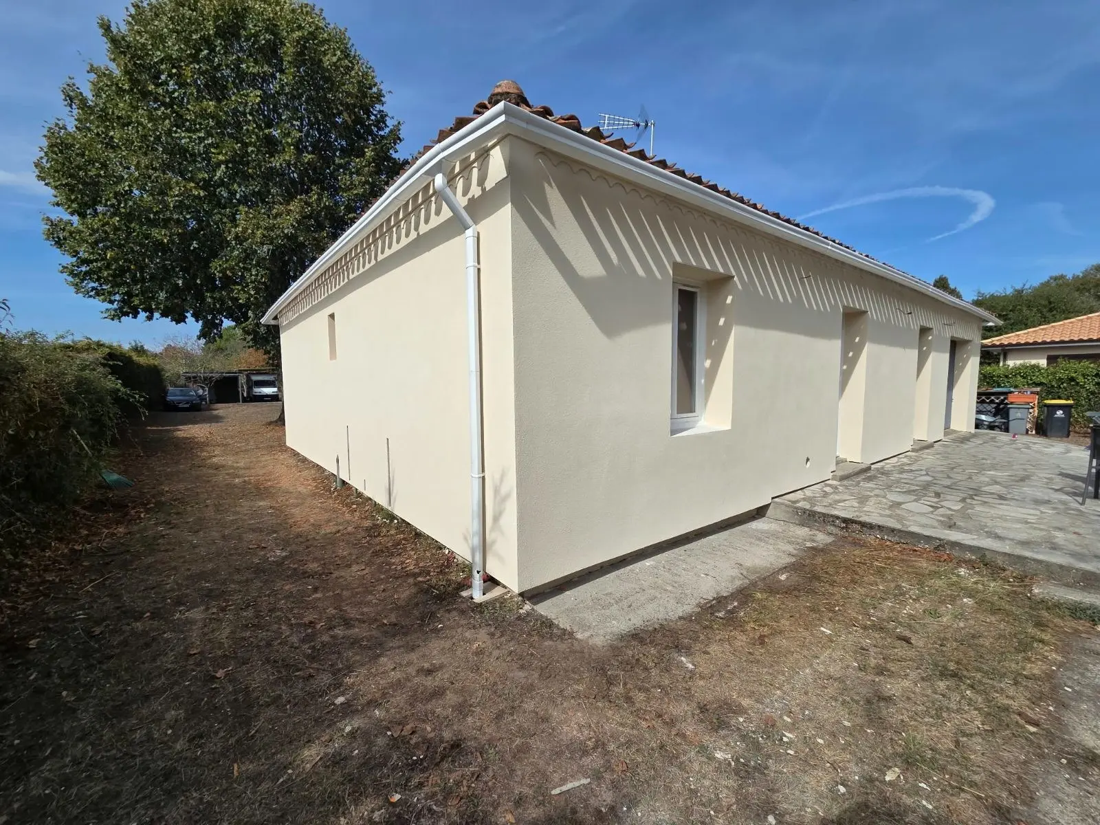 Façade latérale d'une maison ancienne isolée par l'extérieur à Coutras, vue depuis l'angle