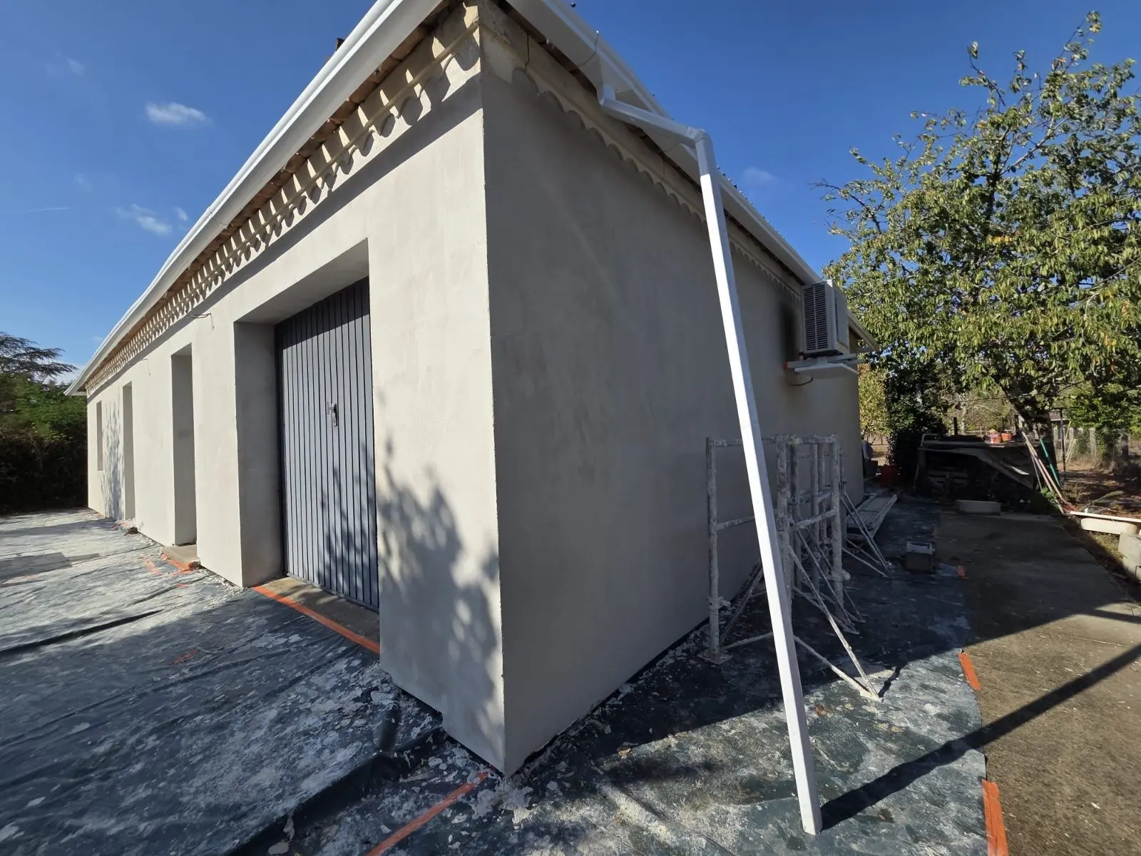 Pignon d'une maison ancienne isolée par l'extérieur avec enduit de finition à Coutras