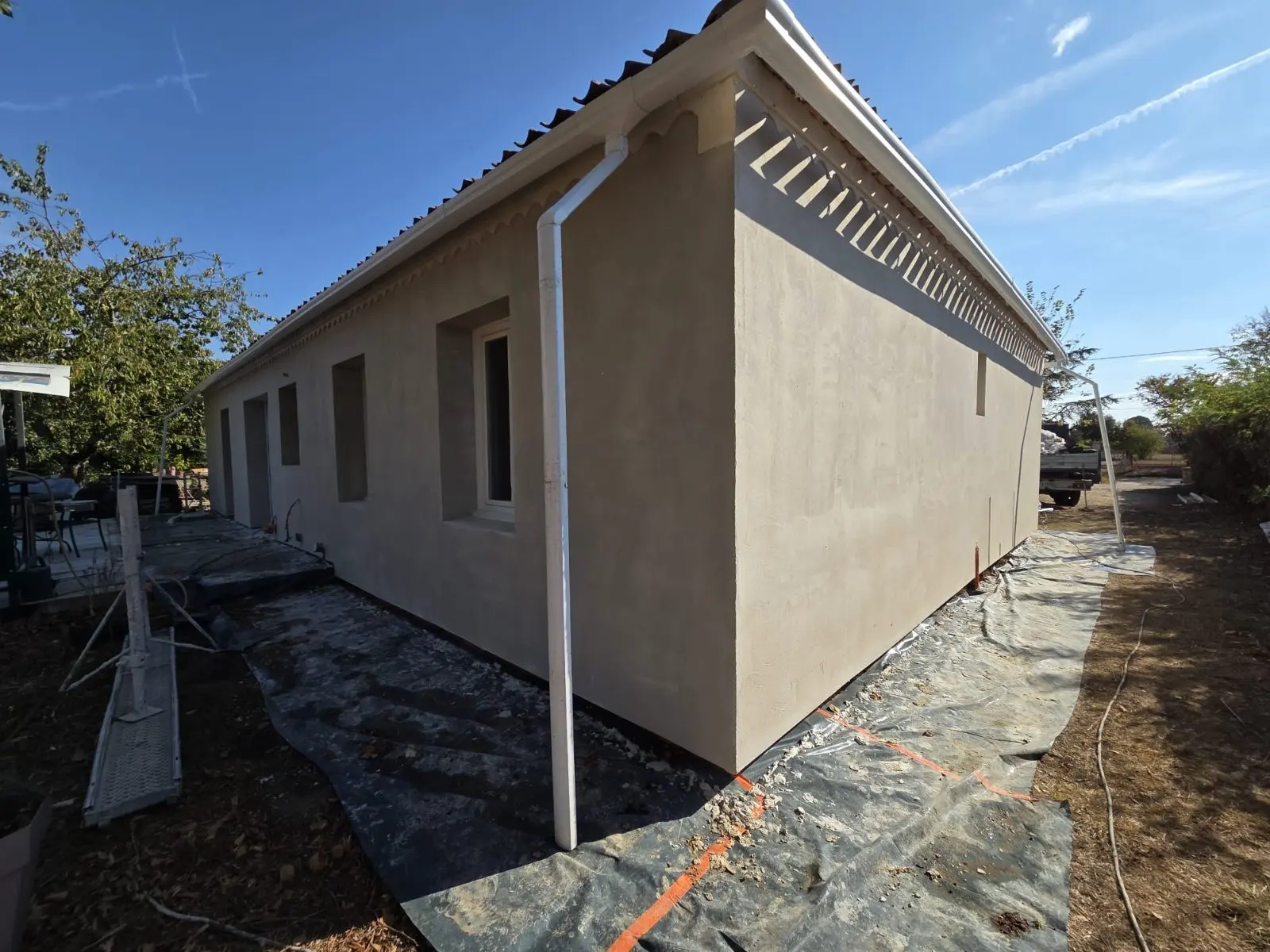 Façade d'une maison ancienne isolée par l'extérieur à Coutras, vue d'ensemble après travaux