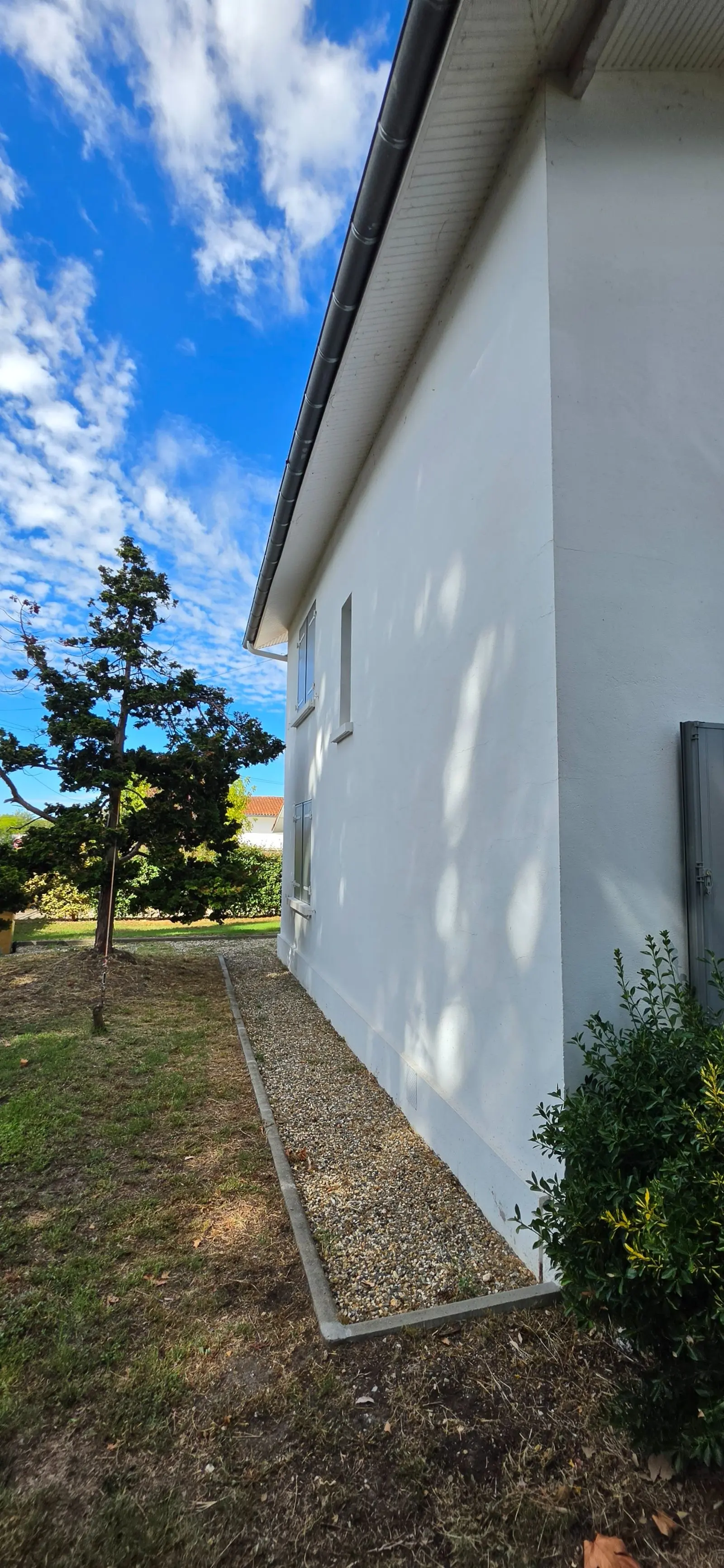 Façade latérale d'une maison ancienne isolée par l'extérieur avec enduit organique à Libourne