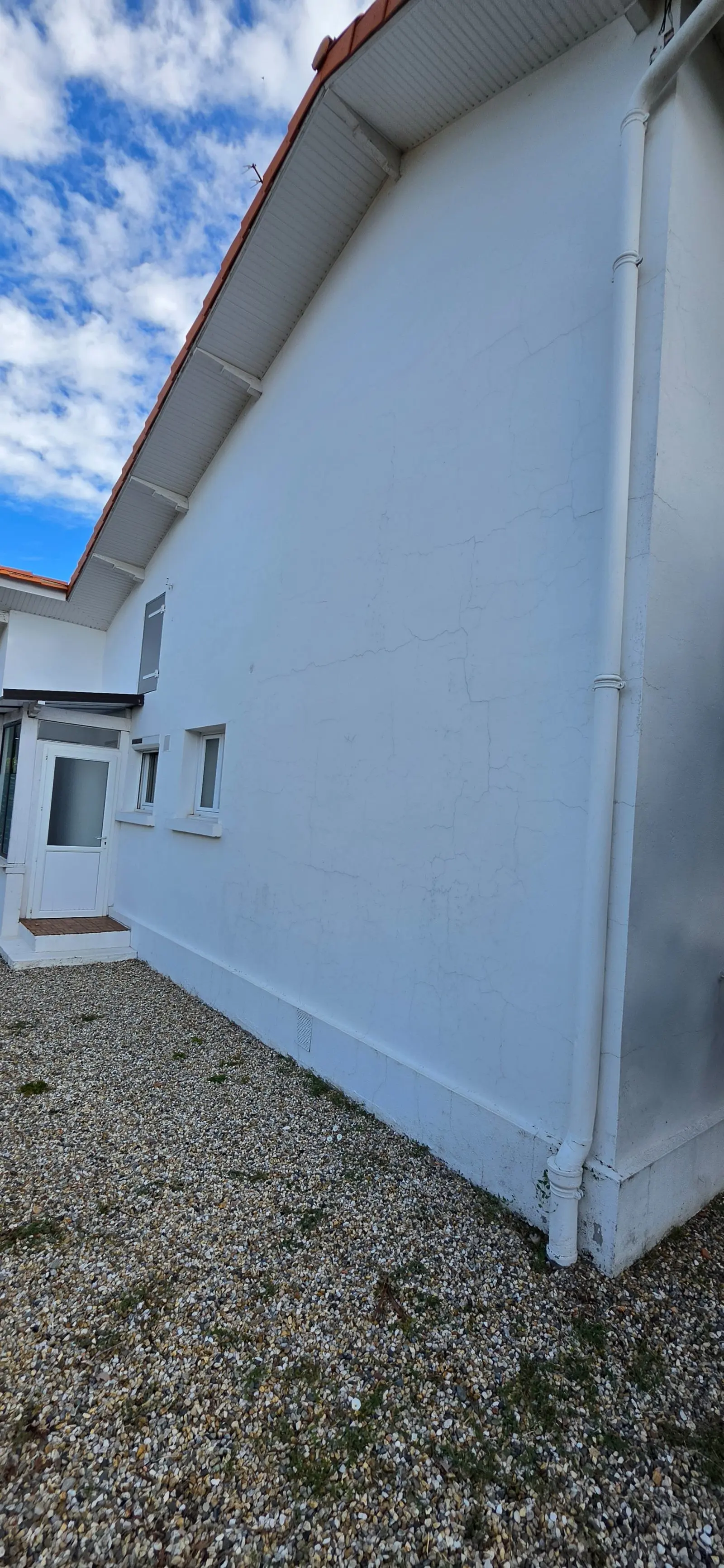 Pignon d'une maison ancienne à Libourne avant travaux, enduit ancien fissuré