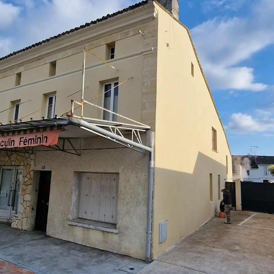Façade rénovée à la chaux sur Coutras