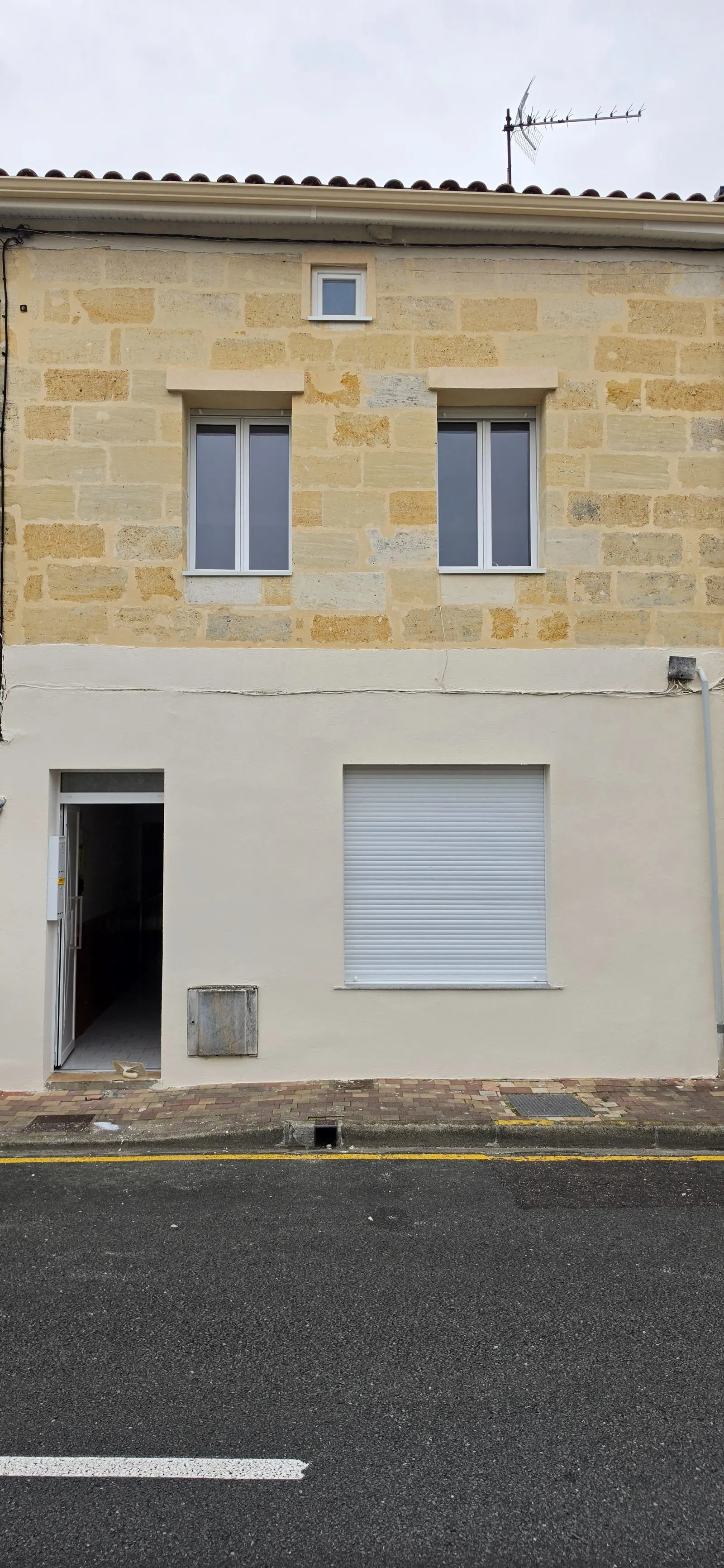 Façade après ravalement à Coutras : pierre apparente jointoyée à la chaux à l'étage, enduit à la chaux au rez-de-chaussée